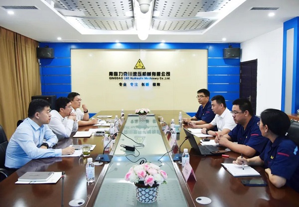 為高質量發(fā)展賦能！青島高新區(qū)李天傳主任至力克川液壓調(diào)研2.jpg