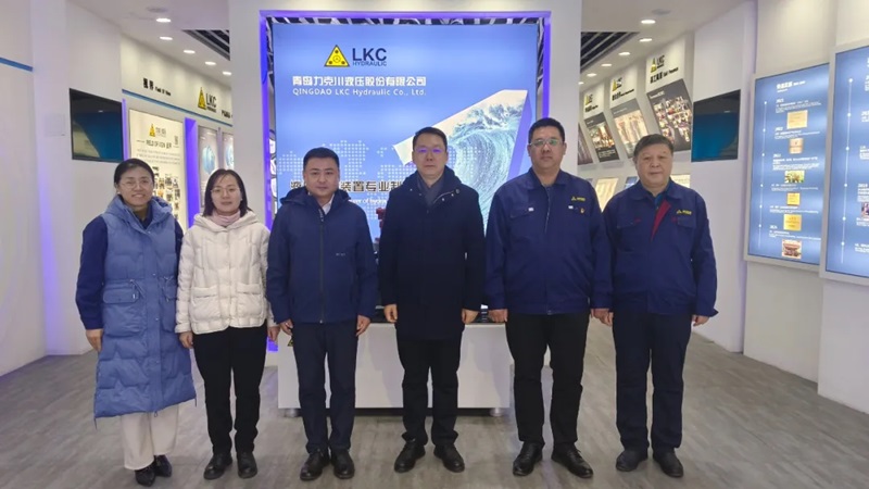 高新區(qū)工委委員、管委副主任張建軍一行蒞臨青島力克川液壓股份有限公司調(diào)研指導(dǎo)1.jpg